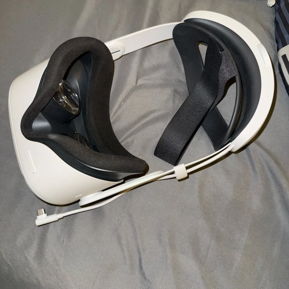 White VR Headset